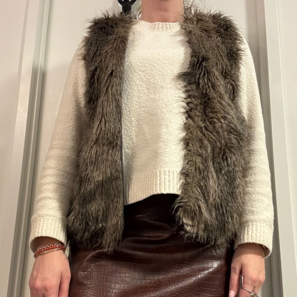H&M Faux Fur Vest - Picture 3 of 9